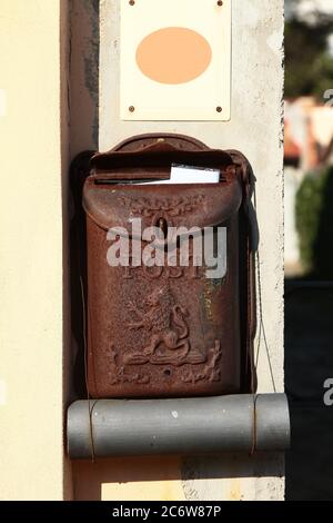 Vintage rostigen Metall-Briefkasten mit in Relief Wappen und Text "Post" und Luke mit Schloss dekoriert. Marina di Pisa. Toskana. Italien. Stockfoto