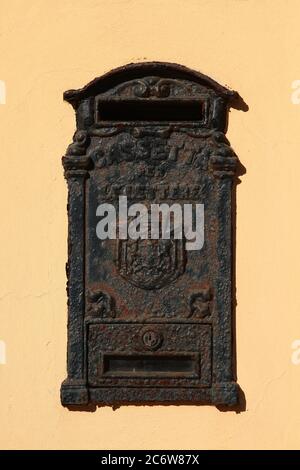 Vintage rostigen schwarzen Metall-Briefkasten mit in Relief Wappen und Text "Casetta per lettere" und Luke mit Schloss dekoriert. Marina di Pisa. Toskana. Stockfoto