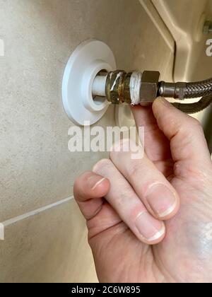 Wasserhahn flexible Verbindung in Bad und Wandplatte Stockfoto