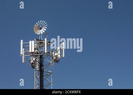Hudson, Colorado - EINE Windmühle auf einem Kommunikationsturm im Osten Colorados. Stockfoto
