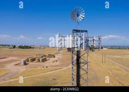 Hudson, Colorado - EINE Windmühle auf einem Kommunikationsturm im Osten Colorados. Stockfoto