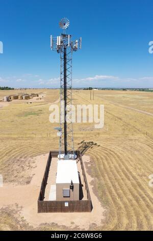 Hudson, Colorado - EINE Windmühle auf einem Kommunikationsturm im Osten Colorados. Stockfoto