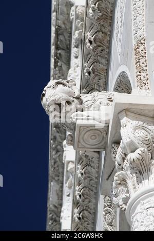 Architektonisches dekoratives Element der Kathedrale in Pisa. Marmorlöwe auf korinthischem Kapitell. Italien. Stockfoto