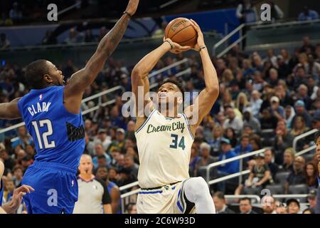 Milwaukee Bucks vorwärts Giannis Antetokounmpo #34 macht einen Schuss auf der Amway in Orlando Florida am Samstag, den 8. Februar 2020. Foto: Marty Jea Stockfoto