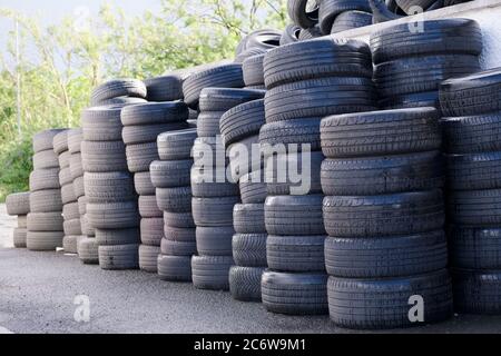 Auto Reifen gestapelt Recycling compound Umwelt alte gebrauchte Gummi schwarz Stockfoto