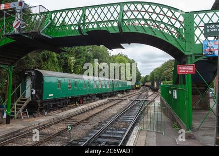 Die Fußgängerbrücke am Bahnhof Alresford auf der Mid-Hants Steam Railway (Watercress Line), Hampshire, England, Großbritannien Stockfoto