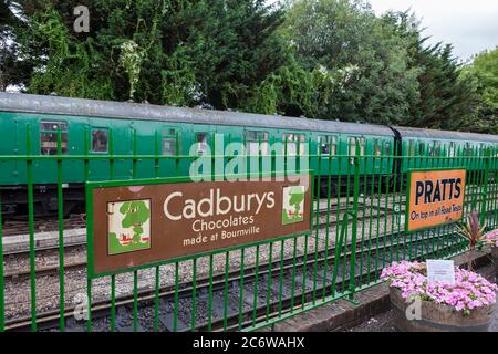 Busse auf einem Abstellgleis am Bahnhof Alresford auf der Mid-Hants Steam Railway (Watercress Line), Hampshire, England, Großbritannien Stockfoto