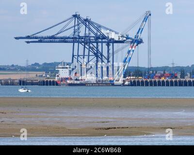 Queenborough, Kent, Großbritannien. Juli 2020. Hollands größter schwimmender Sheerleg-Kranbark "Matador 3" kam in Großbritannien an, um am Sonntag an der LNG-Anlage (Liquid Natural Gas) des National Grid zu arbeiten. Der riesige Kran half, einen Entladestab an der LNG Jetty 10 wieder zu befestigen. Grain LNG ist Europas größte LNG-Anlage und kann 20 % des britischen Gasbedarfs decken. Bild: Schwimmende Matador 3 Kranbarge mit den feststehenden Hafenkranen des Thamesport Containerhafens dahinter. Quelle: James Bell/Alamy Live News Stockfoto