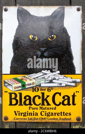 Vintage Black Cat Zigarettenschild an der Alresford Station auf der Mid-Hants Steam Railway (Watercress Line), Hampshire, England, Großbritannien Stockfoto
