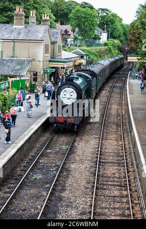 Ein Tag mit Thomas, dem Tank Engine und Freunden: 925 Schulen der südlichen Region Klasse ‘Cheltenham’, komplett mit Gesicht, in Alresford Station auf der Mitte Stockfoto