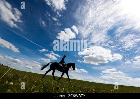 Tom McEwen reitet Toledo De Kerser tritt während des zweiten Tages der Barbury Horse Trials im Barbury Castle Estate an. Stockfoto