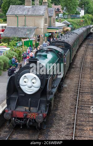 Ein Tag mit Thomas, dem Tank Engine und Freunden: 925 Schulen der südlichen Region Klasse ‘Cheltenham’, komplett mit Gesicht, in Alresford Station auf der Mitte Stockfoto