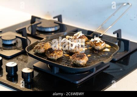 Kochen und Frittierbällchen in Pan / Türkisch Kofte oder Kofta mit geschmolzenem Käse in Kitchen. Traditionelles Fleischgericht. Stockfoto