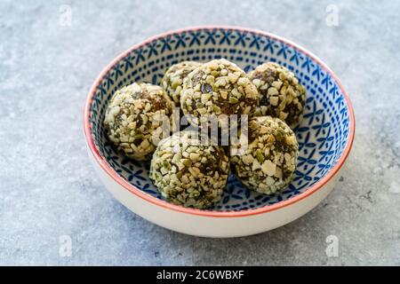 Energy Matcha Balls Glutenfrei Vegan mit Matcha Pulver. Bereit zum Essen. Stockfoto