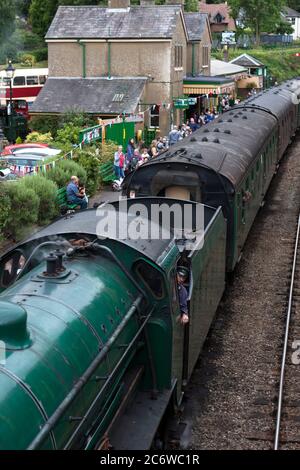 925 Schulen der südlichen Region Klasse ‘Cheltenham’, am Bahnhof Alresford auf der Mid-Hants Steam Railway (Watercress Line), Hampshire, England, Großbritannien Stockfoto