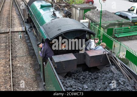 Ein Blick auf die Fußplatte von 925 Schulen der Southern Region Class ‘Cheltenham’, am Bahnhof Alresford auf der Mid-Hants Steam Railway (Watercress Line), Stockfoto
