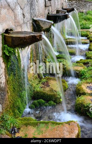 Wasser, das aus der Koubes Quelle im Dorf Kato Melpeia, Nord-West Messinia, Peloponnes, Griechenland, fließt Stockfoto