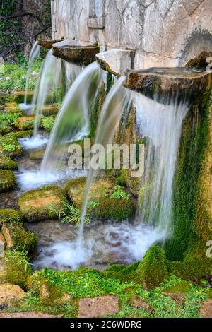 Wasser, das aus der Koubes Quelle im Dorf Kato Melpeia, Nord-West Messinia, Peloponnes, Griechenland, fließt Stockfoto