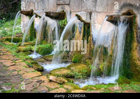 Wasser, das aus der Koubes Quelle im Dorf Kato Melpeia, Nord-West Messinia, Peloponnes, Griechenland, fließt Stockfoto