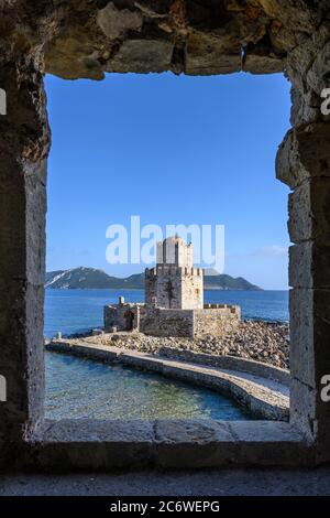 Blick durch ein Fenster der Methoni Festung in Richtung der Bourtzi Turm Methoni, Messinia, Süd-Peloponnes Griechenland. Der Turm wurde von den Türken gebaut Stockfoto