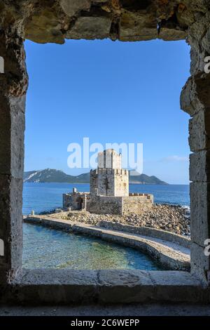 Blick durch ein Fenster der Methoni Festung in Richtung der Bourtzi Turm Methoni, Messinia, Süd-Peloponnes Griechenland. Der Turm wurde von den Türken gebaut Stockfoto