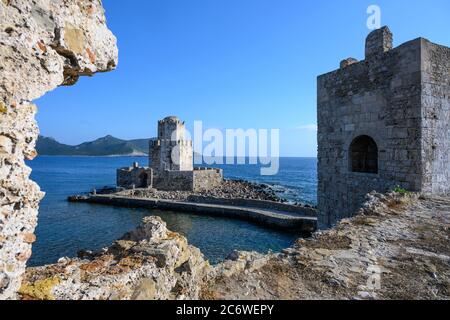 Der Bourtzi Turm von den Mauern der Methoni Festung Methoni, Messinia, Süd-Peloponnes Griechenland gesehen. Der Turm wurde von den Türken in den sechs gebaut Stockfoto