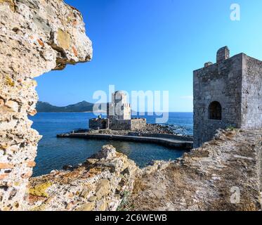 Der Bourtzi Turm von den Mauern der Methoni Festung Methoni, Messinia, Süd-Peloponnes Griechenland gesehen. Der Turm wurde von den Türken in den sechs gebaut Stockfoto