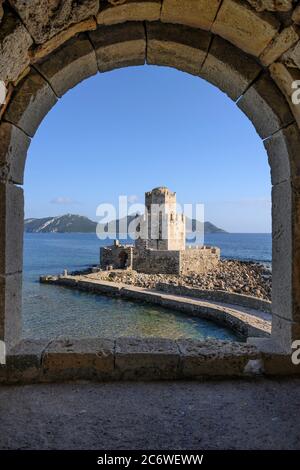 Blick durch ein Fenster der Methoni Festung in Richtung der Bourtzi Turm Methoni, Messinia, Süd-Peloponnes Griechenland. Der Turm wurde von den Türken gebaut Stockfoto