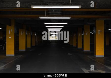 Blick auf die Straße in der Tiefgarage unter der Mall Stockfoto