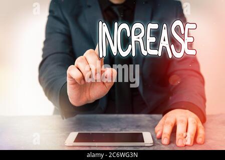 Textzeichen mit Erhöhung. Business Foto Text der Akt der immer größer oder besser oder etwas größer Modell mit schwarzem Bildschirm modern Stockfoto