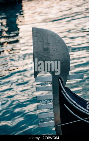 Detail einer venezianischen Gondel Fero da prorà (bejagt; Delphin), die die Stadt symbolisiert, Venedig, Venetien, Italien Stockfoto