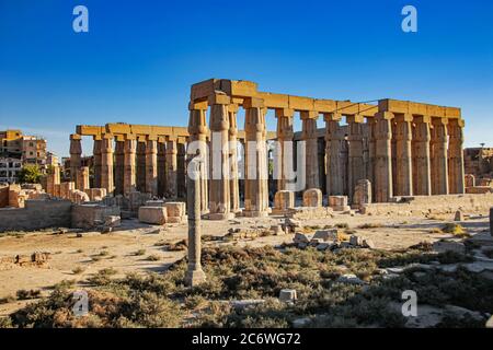 Die Ruinen des zentralen Tempels von Amun-Ra, am rechten Ufer des Nils, im südlichen Teil von Theben, innerhalb der modernen Stadt Luxor. Stockfoto