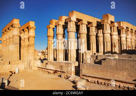 Die Ruinen des zentralen Tempels von Amun-Ra, am rechten Ufer des Nils, im südlichen Teil von Theben, innerhalb der modernen Stadt Luxor. Stockfoto