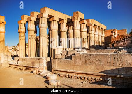 Die Ruinen des zentralen Tempels von Amun-Ra, am rechten Ufer des Nils, im südlichen Teil von Theben, innerhalb der modernen Stadt Luxor. Stockfoto