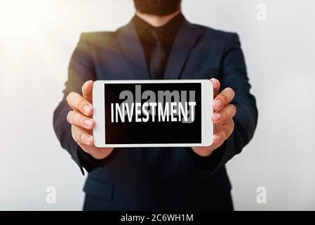 Textschild mit der Anzeige der Investition. Geschäftsfoto zeigt Kauf von Waren, die in der Zukunft verwendet werden, um Wealth Model mit schwarzem Bildschirm zu erstellen Stockfoto