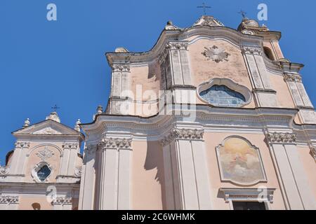 Kirche San Marco Evangelista in Civezza, einer alten mittelalterlichen Stadt im Viertel Imperia, Ligurien, San Lorenzo Tal. Italienische Riviera. Stockfoto