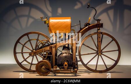 Retro-Motorrad aus Holz. 1985 Motorradmodell. Erstes Motorrad aus Deutschland von Daimler & Maybach Stockfoto