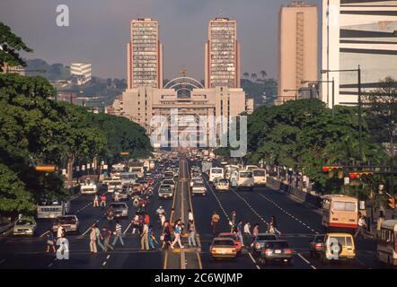 CARACAS, VENEZUELA - Verkehr auf der Avenida Bolivar und Zwillingstürme von El Silencio auf der Rückseite. Stockfoto