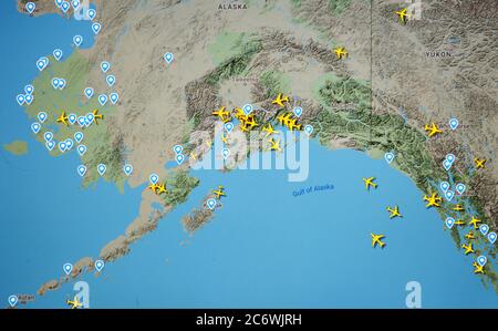 Flugverkehr über Anchorage und Alaska (12. juli 2020, UTC 16.33) mit Flightradar 24-Standort während der Coronavirus-Pandemie Stockfoto