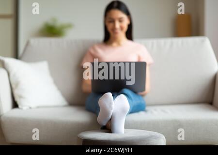 Frau Mit Laptop Online Arbeiten Von Zu Hause Sitzen Auf Sofa Stockfoto