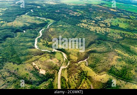 Fragmente einer Landschaft mit einem Fluss in der Dominica-Gegend aus der Vogelperspektive Stockfoto