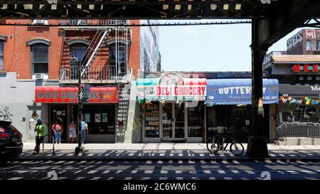 Workers Justice Project, Mexico 2000 Deli, Butterfly, 365-367 Broadway, Brooklyn. Schaufenster unter den erhöhten Subway-Schienen in Williamsburg. Stockfoto