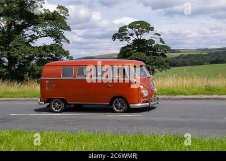 1966 60s rot LCV restauriert Orange Split-Screen VW Volkswagen Motor Caravan; Vehicular Verkehr Moving Vehicles, Caddy, Transporter, Camper Vans, kombi, Wohnmobil van, Wohnmobil, Umbau, Vee Dub, Umbauten, Fenster-Van microbus, Bus, Camper, Wohnmobile Autos Fahren Fahrzeug auf britischen Straßen, Motoren, Fahren auf der Autobahn M6-Autobahn-Netz. Stockfoto