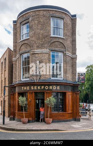 Das öffentliche Haus Sekforde in Clerkenwell, London. Früher Die Sekforde Arms. Stockfoto