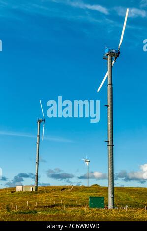 Windturbinen auf kleinem Windpark auf dem Hügel von Ollaberry in Shetland. Stockfoto