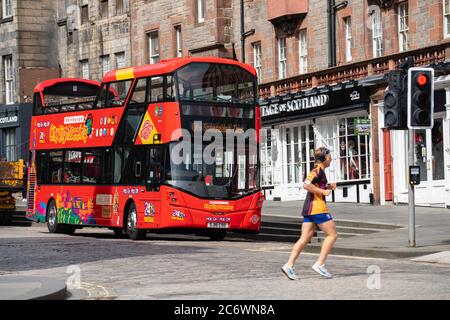 Edinburgh, Schottland, Großbritannien. 12. Juli 2020, die Geschäfte im Stadtzentrum von Edinburgh werden langsam wieder normal. Touristen noch fast nicht existent und Straßen bleiben sehr ruhig in der Altstadt. Touristenbusse fahren jetzt von der Royal Mile aus, aber nur wenige Leute an Bord. Iain Masterton/Alamy Live News Stockfoto