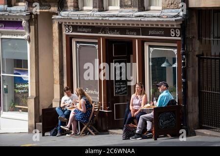 Edinburgh, Schottland, Großbritannien. 12. Juli 2020, die Geschäfte im Stadtzentrum von Edinburgh werden langsam wieder normal. Touristen noch fast nicht existent und Straßen bleiben sehr ruhig in der Altstadt. Iain Masterton/Alamy Live News Stockfoto