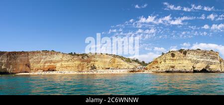 Panoramablick auf den Strand Vale de Centeanes in Carvoeiro, Algarve, Portugal Stockfoto