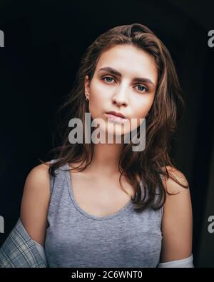 Minsk, Weißrussland - 19. Juni 2020: Gesicht eines jungen kaukasischen Mädchens in trauriger melancholischer Stimmung - lässiger Kleidungsstil Stockfoto