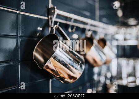 Interieur und Ausstattung eines professionellen Barkeepers - Kaffeemaschine und Barista-Gerichte in einem Café Stockfoto